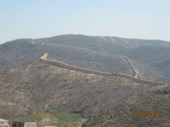 Long Running Walls of Jaigar Fort Jaipur Travel Guide